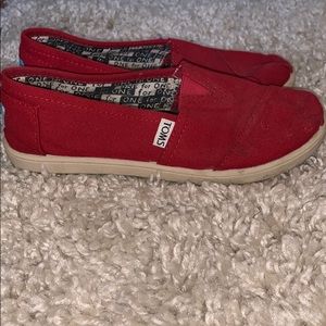 youth red toms size 4
